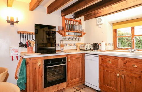 Crich Cottage | OAK TREE COTTAGE, pet friendly, with a garden in Cromford