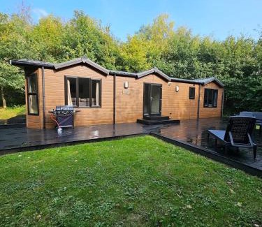 Denstone House | Oak Tree Lodge with Hot Tub near Alton Towers