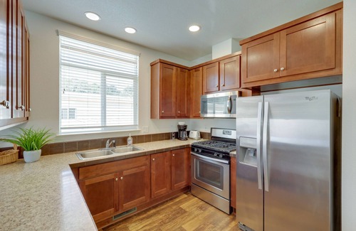 Oak View House | Oak View Home w/Private Covered Patio!