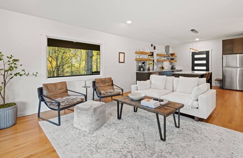 Hendersonville Cottage | Oakhaven: Mountain Escape with Wood Burning Hot Tub!