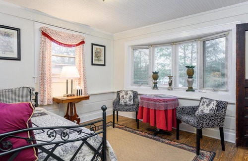 Asheville Bed & Breakfast | Oakland Cottage Bed and Breakfast
