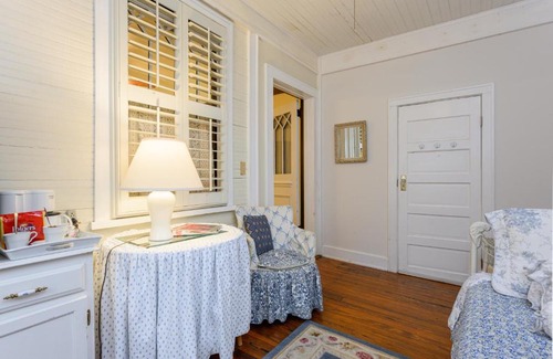 Asheville Bed & Breakfast | Oakland Cottage Bed and Breakfast