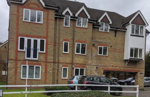 Horsell Apartment | Oaklawn Apartment - Sleeps 4 Parking & Garden