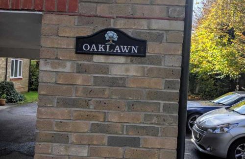 Horsell Apartment | Oaklawn Apartment - Sleeps 4 Parking & Garden