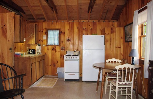 North Sebago Cottage | Oakleaf Cottage-Private Beach-Pets Welcome - Round Table Lodge, Sebago, Maine