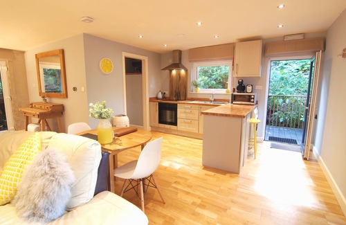 Church Stretton Cabin | OAKS LODGE - Romantic Woodland, Private Hot Tub, Fire Pit, Shropshire Hills AONB