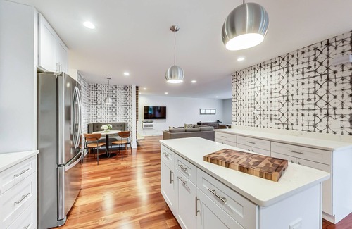 Evanston Condo | Oakton St. Inn, Evanston near Northwestern, Loyola and Chicago