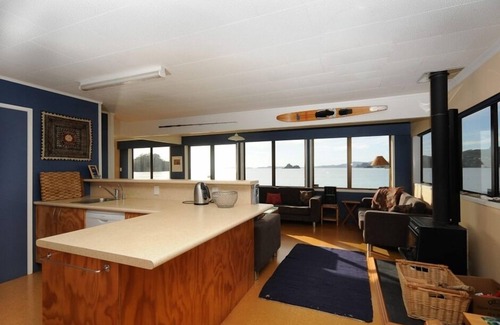Oakura House | Oakura beachfront, 8 Kayaks, SU Paddleboard, Wifi, Gas fire pit
