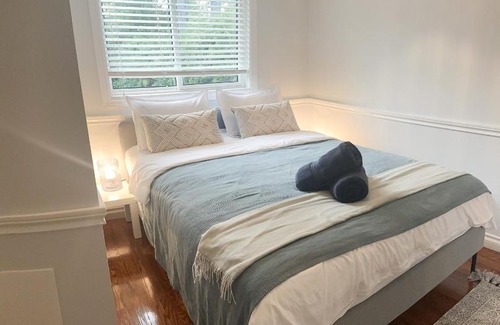 Bronte House | Oakville Retreat - 4 bedroom 5 beds - short walk from the lake