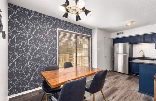 College Station House | Oakwell Townhome - King Bed Suite minutes from Texas A&M