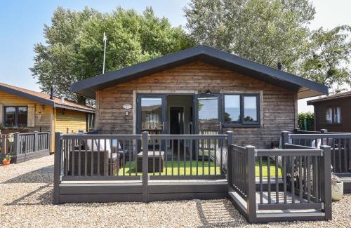 Combpyne House | Oakwood 2 Pinewood Retreat