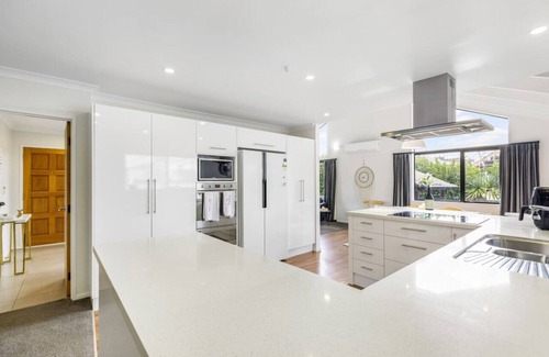Hobsonville House | Oasis Ode Retreat with pool, spa and trampoline