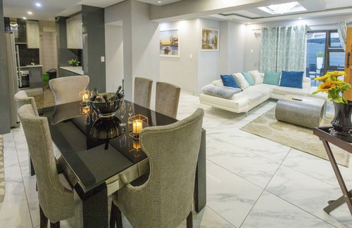 Bloubergstrand Villa | Oasis of Elegance - Villa with a private pool