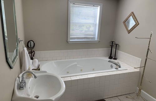 Cullman House | Oasis Room @ York Place Large Private Bedroom & Large Spa Bathroom