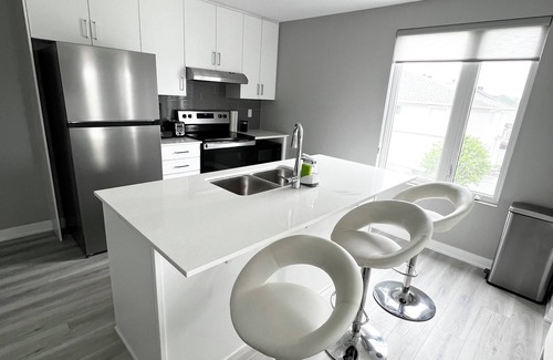 Ottawa Division House | OCD Clean Townhouse - 2 Bedroom (King Bed) + Balcony