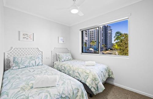 Caloundra Apartment | Ocean and Passage View, Steps to Beach and Cafés