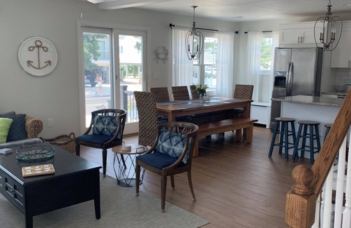 Peahala Park House | Ocean Block Spacious 5-bedroom house with central AC, Six Houses to Beach!