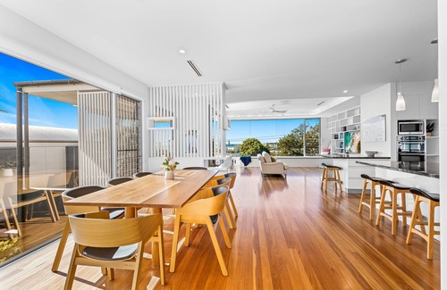 Mooloolaba Villa | Ocean Blue @ Alex - Pet friendly Luxury right by the beach.