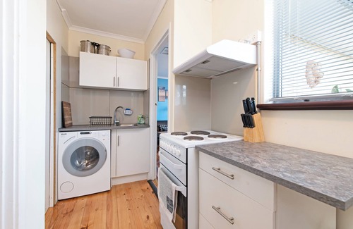Hallett Cove Apartment | Ocean Breeze Studio 2min walk to train and ocean