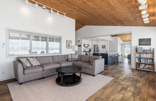 Kiwanda Shores House | Ocean Front House - Gorgeous Views - The Beach is Your Backyard!