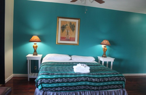 Antoneys Cay Resort | Ocean Front King Room w/balcony Land's End Hotel Resort West End Honduras