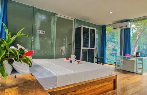 Koh Rong Bed & Breakfast | Ocean Lounge Bungalow