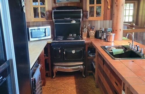Bowen Island Cabin | Ocean & Mountain View Cabin