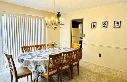 West Chester House | Ocean Palace -12 Guests-close to I-75,VOA park,W&S Tennis Tournament,King Island