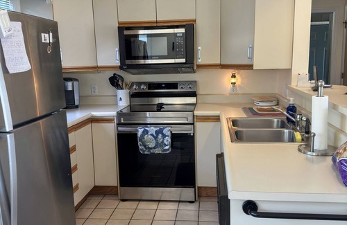 Ocean Park House | Ocean Park Meadows A/C, pickleball,pool,2 bed/2 bath/2 Flr condo-close to beach.