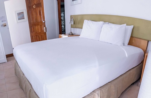 Castle Comfort Hotel | Ocean's Edge Lodge Restaurant & Bar C