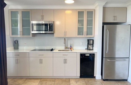 Waikiki Condo | Ocean View Regency 1-Bedroom on Beach Walk | Lanai