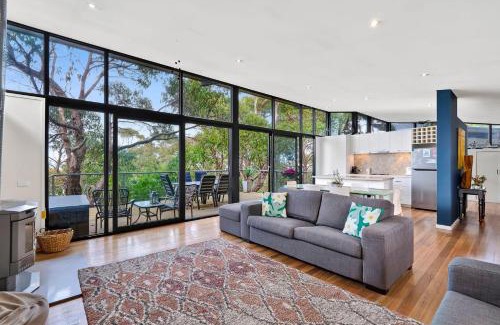 Skenes Creek House | Ocean View Treetops Retreat