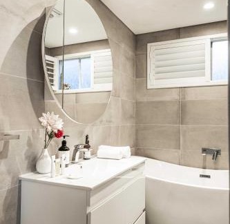 Collaroy Beach Apartment | Ocean Views 2-Bed Apartment Minutes from Beach