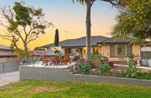 Hallett Cove Apartment | Ocean Views Apartment 2 min walk to train & ocean