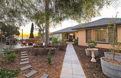 Hallett Cove Apartment | Ocean Views Apartment 2 min walk to train & ocean