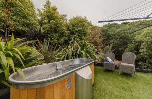 Redcliffs House | Ocean Views at Rapanui Lodge- 4BR Gem with Parking