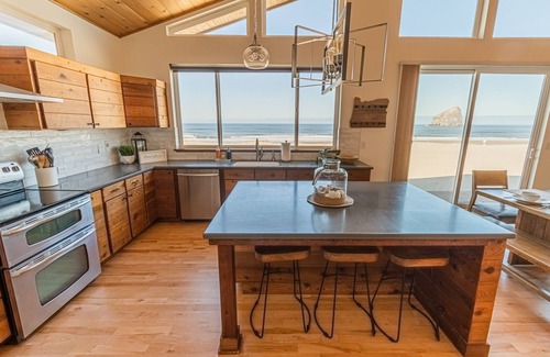 Kiwanda Shores House | Ocean Views for days.Oceanfront property that will leave you breathless!