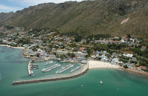 Mountainside Apartment | 'Ocean Views', Modern, Spacious Home, 3 En-suite Bedrooms
