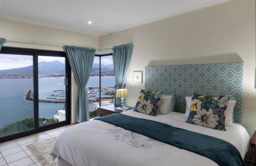 Mountainside Apartment | 'Ocean Views', Modern, Spacious Home, 3 En-suite Bedrooms