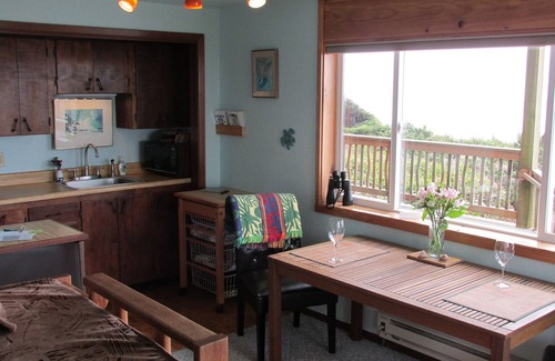 Newport Apartment | Ocean Wind Retreat, Oceanfront, romantic, ideal for couples, pet friendly