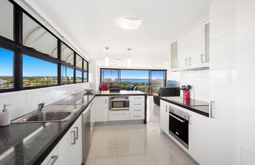 Buddina Apartment | Oceanfront 2-Bedroom Coastal apartment