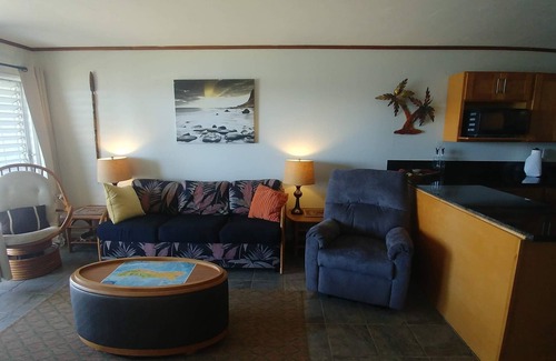 Ualapue Condo | Oceanfront, AC!, king bed, kayaks, pickleball, and beach stuff all included!