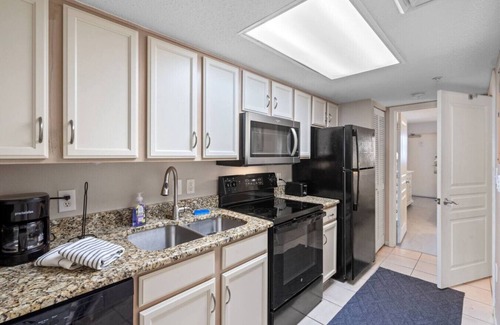 Crescent Beach Condo | Oceanfront Balcony - 1BR - 1BA - Kitchen - W&D
