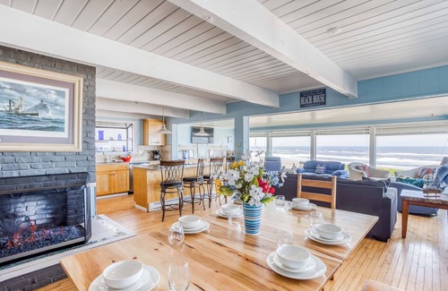 Roads End House | Oceanfront Beauty in Roads End with 5 Bedrooms, Hot Tub, Large Deck, Game Room,