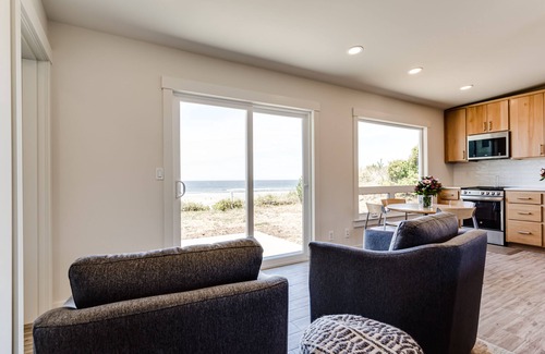 Florence House | Oceanfront Bungalow on Heceta Beach - fresh, bright and beautiful