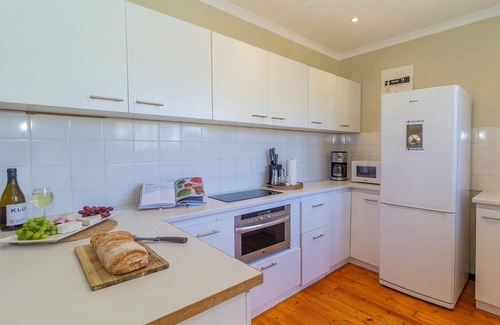 De Kelders House | Oceanfront bungalow 3 br 2ba WiFi, fireplace, modern kitchen, Solar with backup