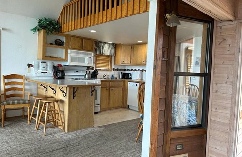 Smith River Apartment | Oceanfront Cabin 3 w Jacuzzi Impressive Views