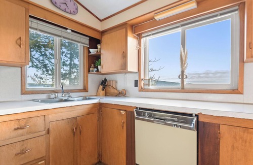 Bamberton Cottage | Oceanfront Cabin in Millbay close to Brentwood College and Millbay Village