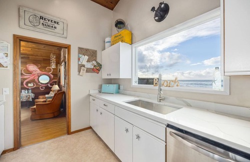 Gleneden Beach House | Oceanfront + Dogs + Hot Tub = Idyllic Beach House!