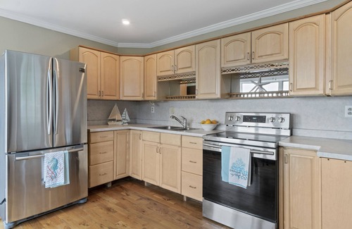 Cape Neddick Cottage | Oceanfront getaway, private boardwalk steps to Cape Neddick Beach